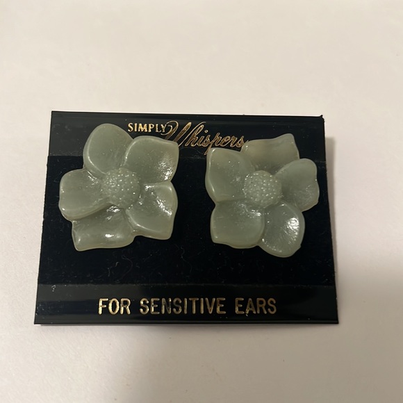 Vintage Flower Earrings - Picture 1 of 3